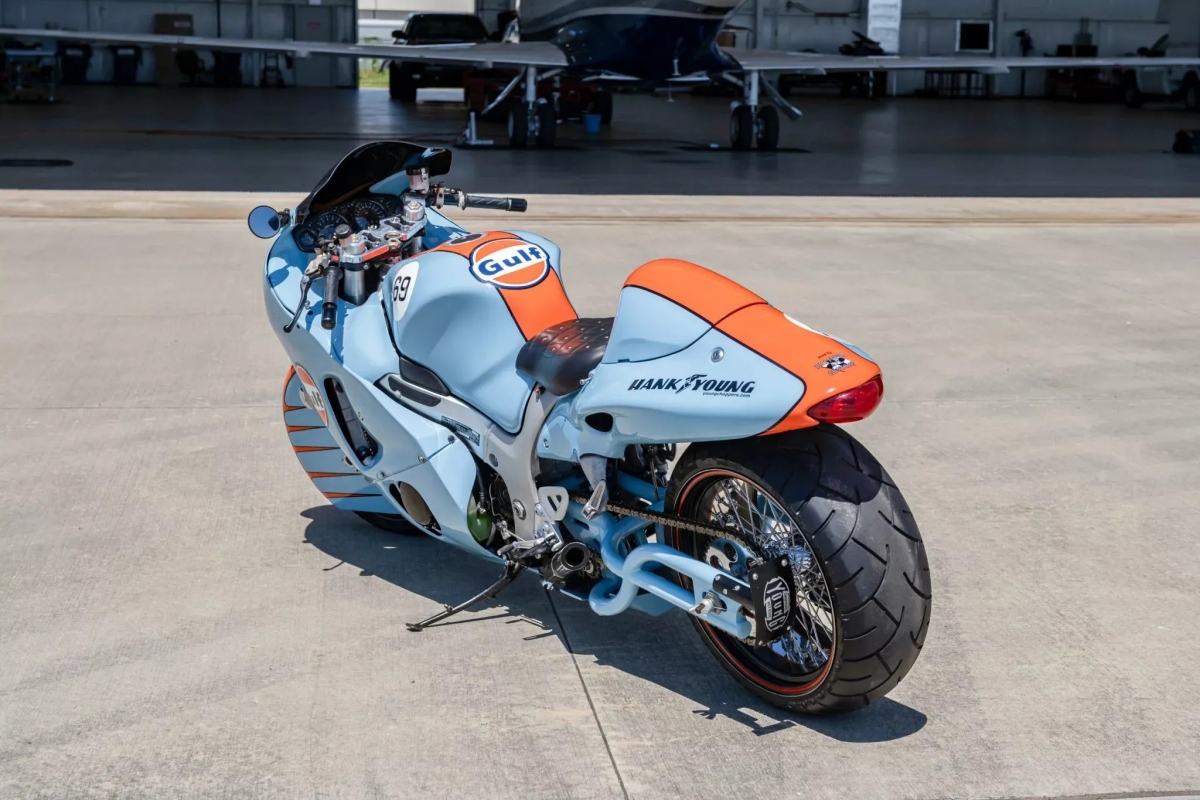 Chiêm ngưỡng chiếc mô tô Suzuki GSX 1300R Hayabusa với màu sơn độc đáo