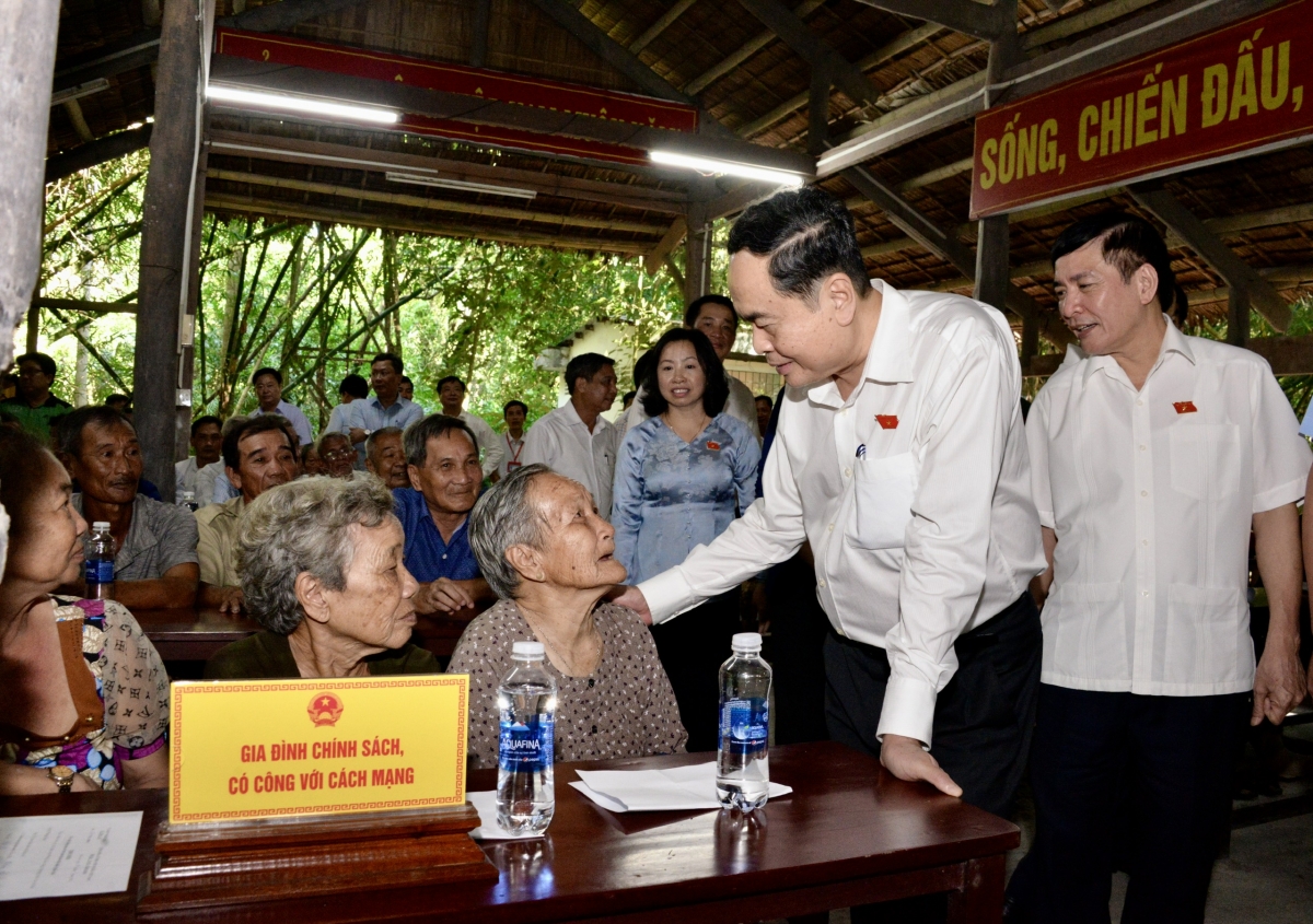 Chủ tịch Quốc hội thăm tặng quà cho người có công tại Hậu Giang
