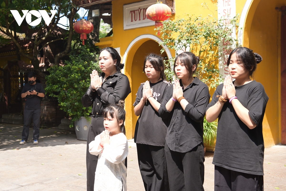 buddhist followers hold requiem in memory of the party chief picture 10