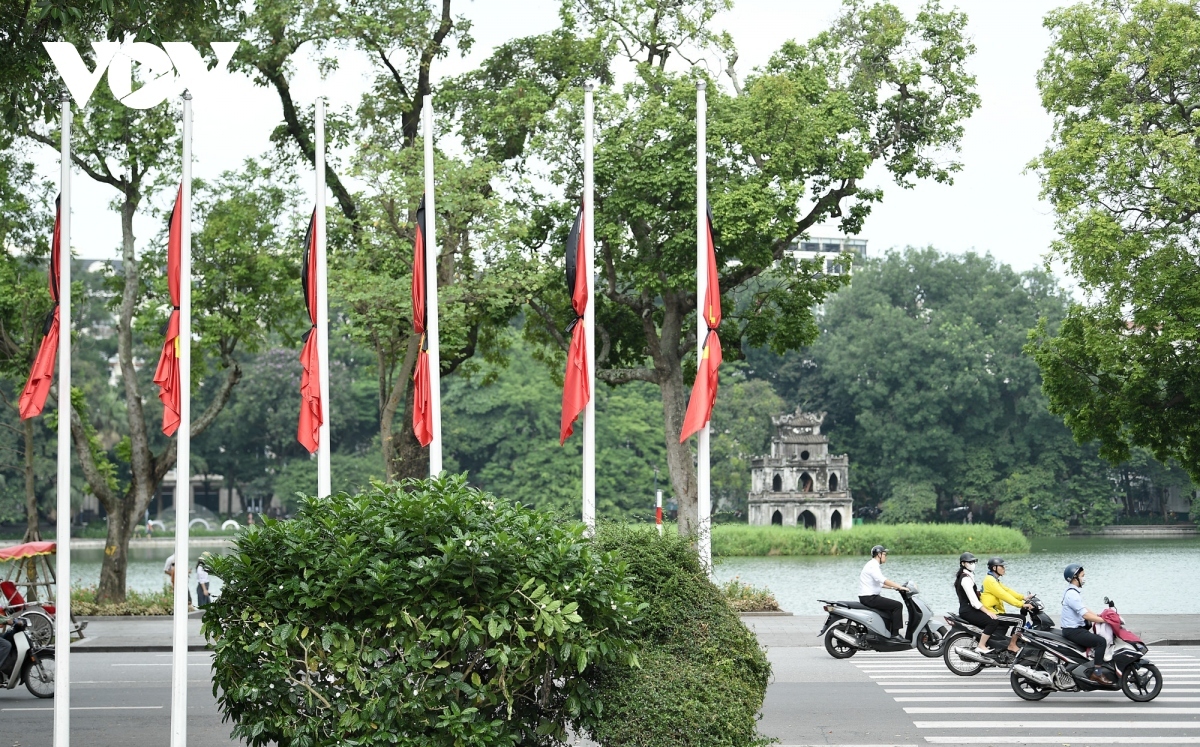 flags flown at half-mast in vietnam as people mourn party chief picture 11