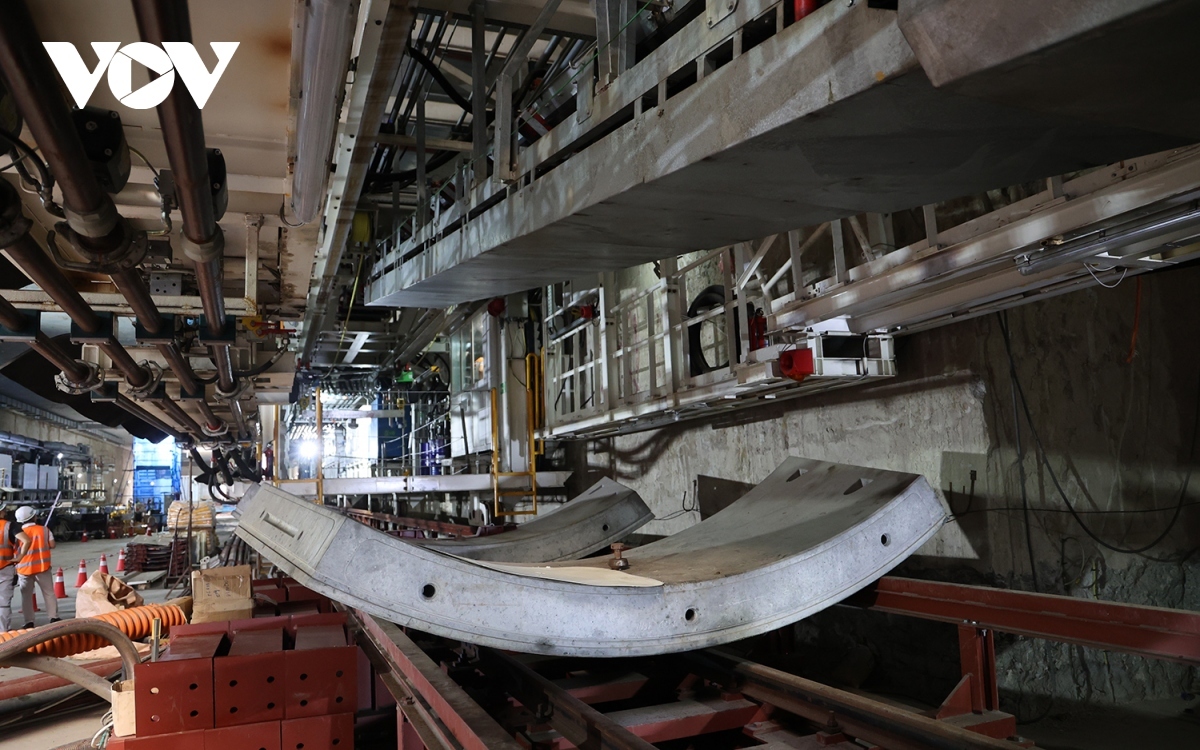 two giant tunnel boring machines ready for hanoi metro line drilling picture 11