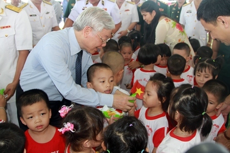 party leader nguyen phu trong and vietnamese people in photos picture 14