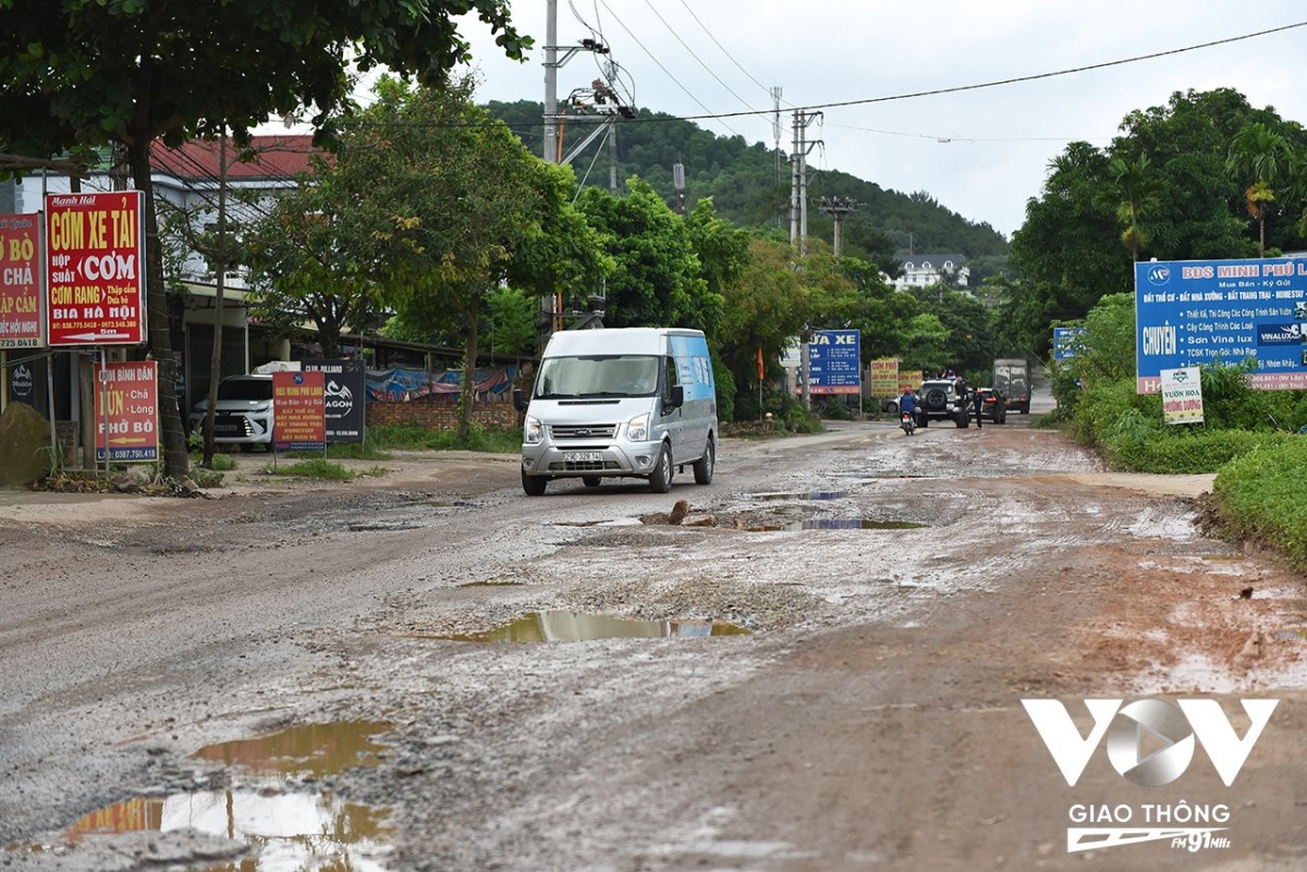 Sóc Sơn (Hà Nội): Tỉnh lộ 35, oằn mình cõng xe rác