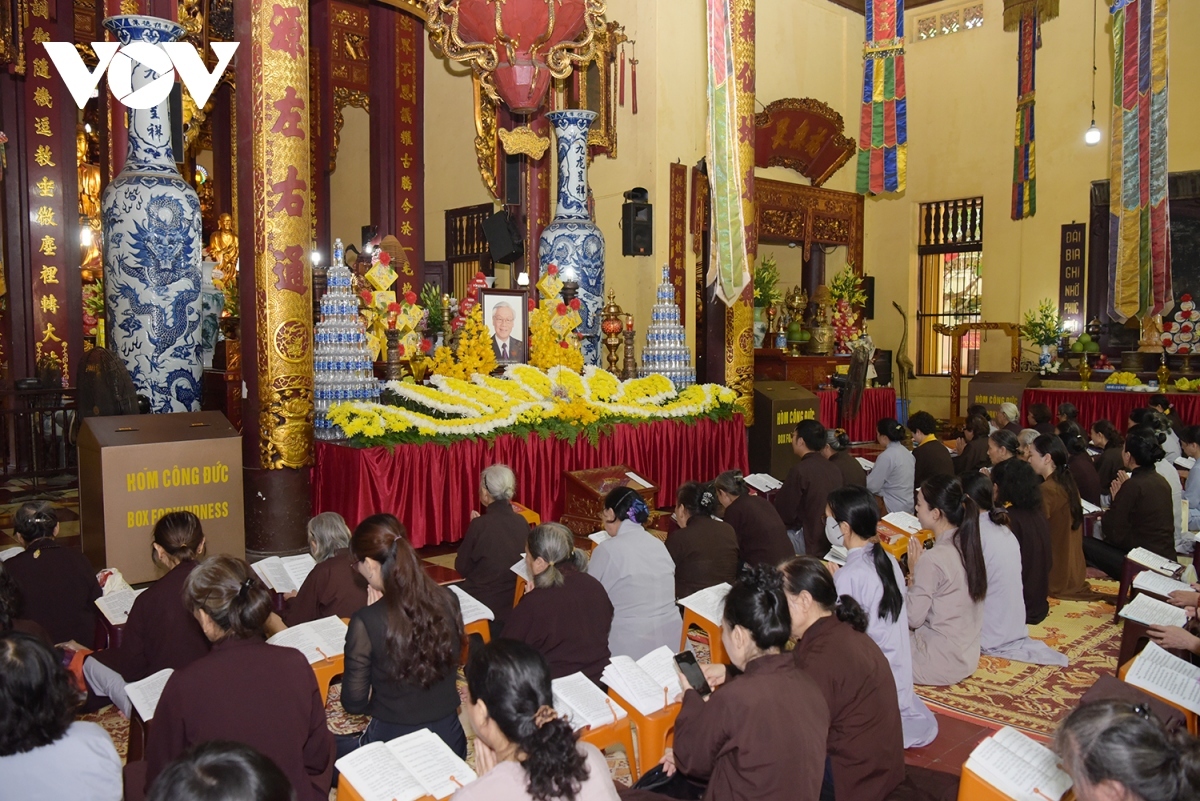 buddhist followers hold requiem in memory of the party chief picture 1