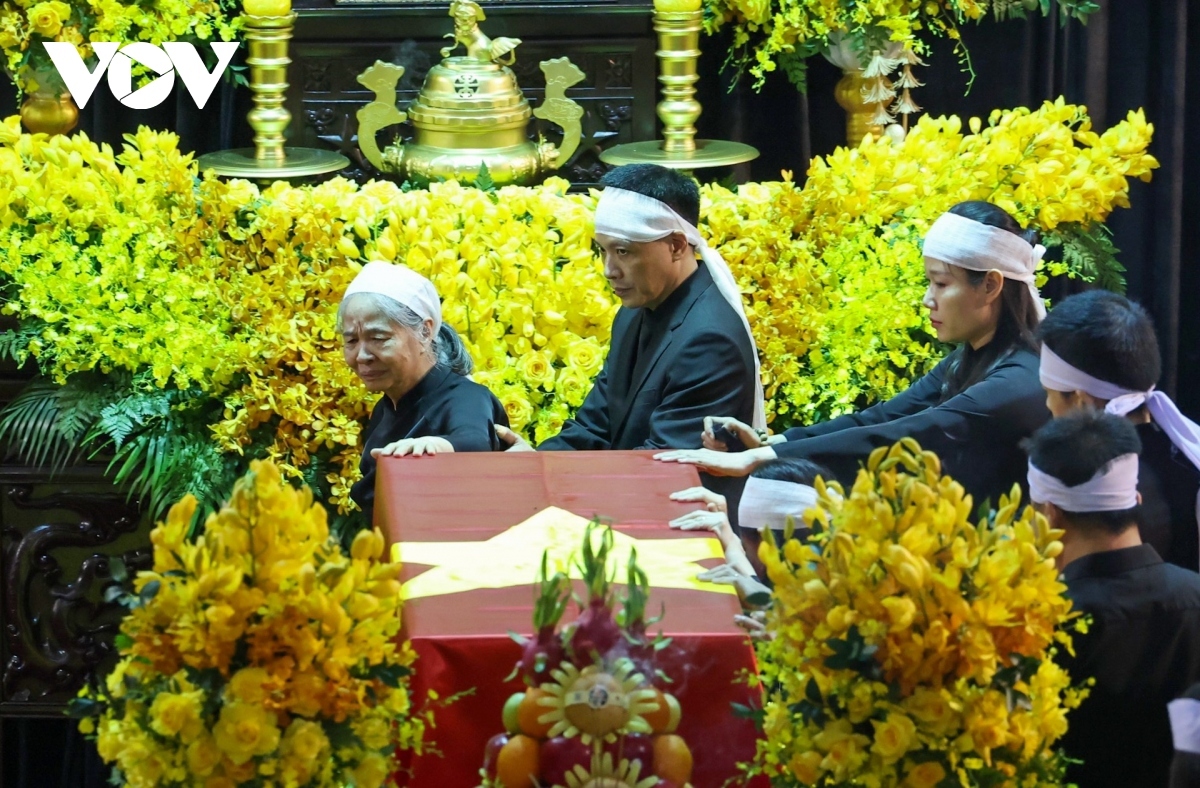 emotional images of vietnamese people mourning respected party leader nguyen phu trong picture 2