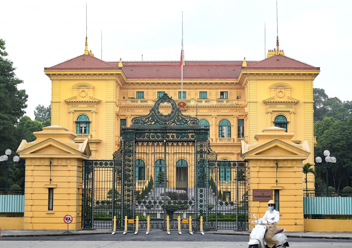 flags flown at half-mast in vietnam as people mourn party chief picture 2