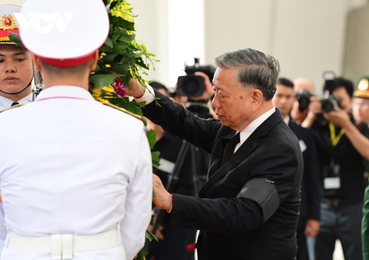senior vietnamese leaders pay respects to party general secretary nguyen phu trong picture 2
