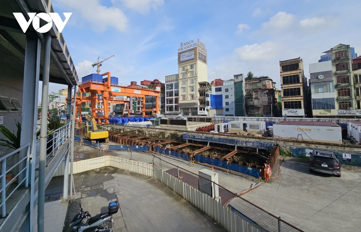 two giant tunnel boring machines ready for hanoi metro line drilling picture 2