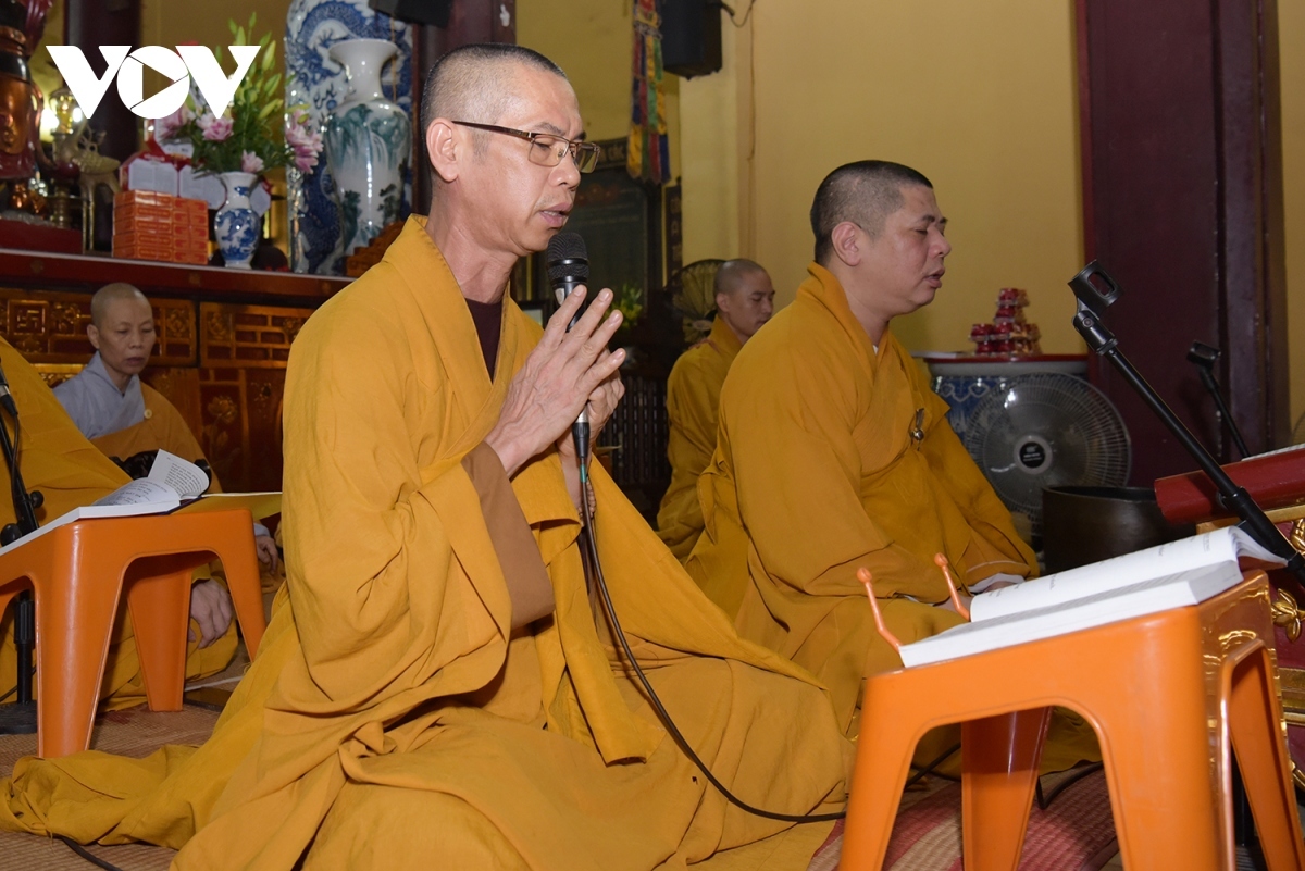 buddhist followers hold requiem in memory of the party chief picture 2