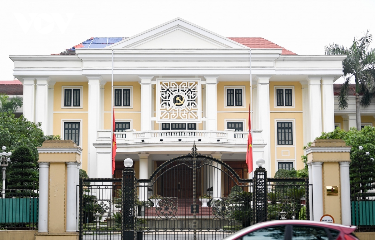 flags flown at half-mast in vietnam as people mourn party chief picture 3