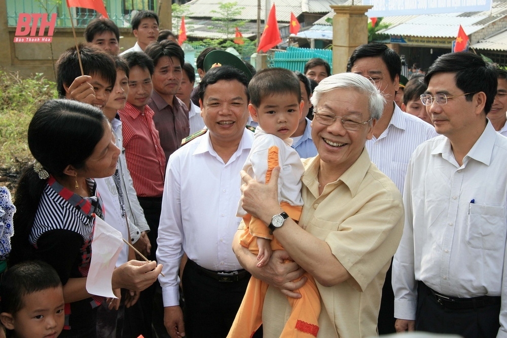 party leader nguyen phu trong and vietnamese people in photos picture 3