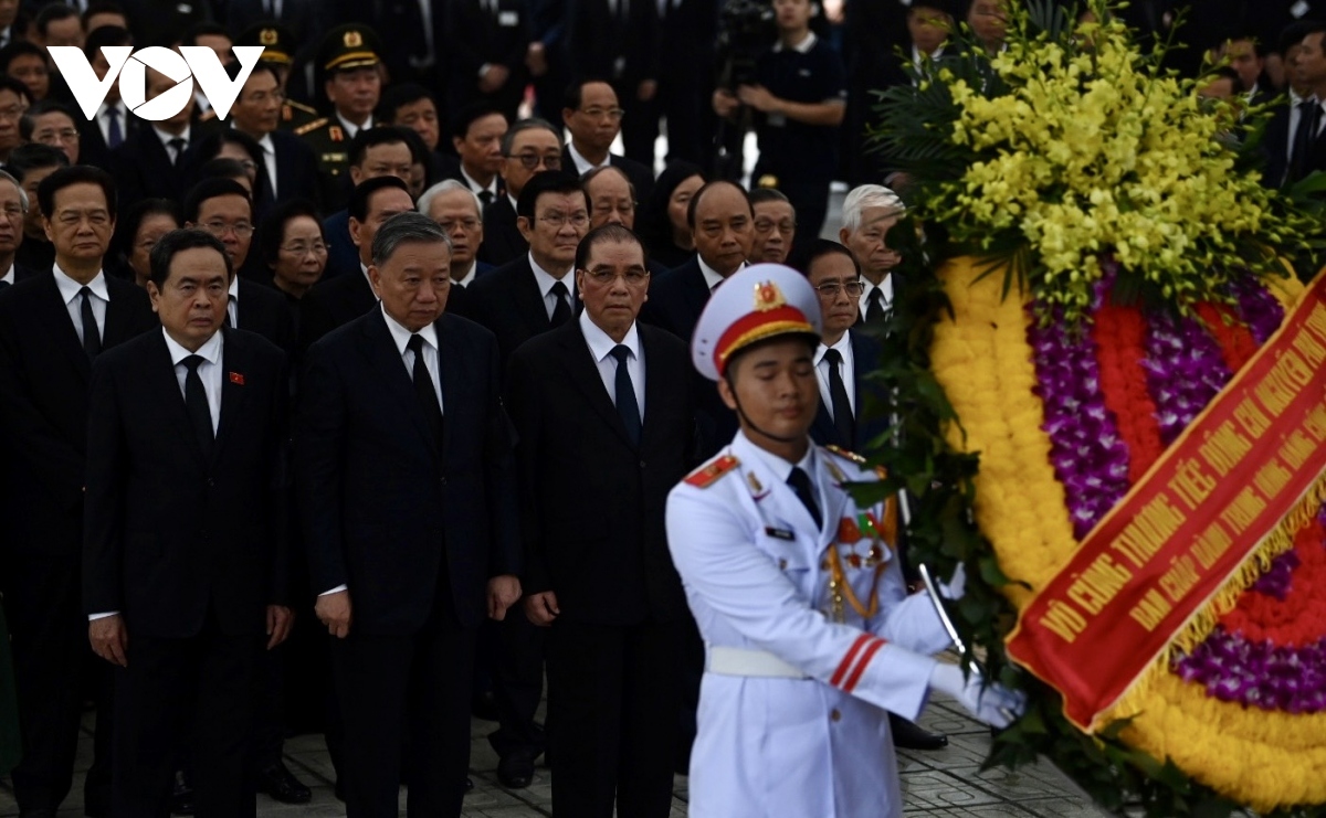 senior vietnamese leaders pay respects to party general secretary nguyen phu trong picture 3