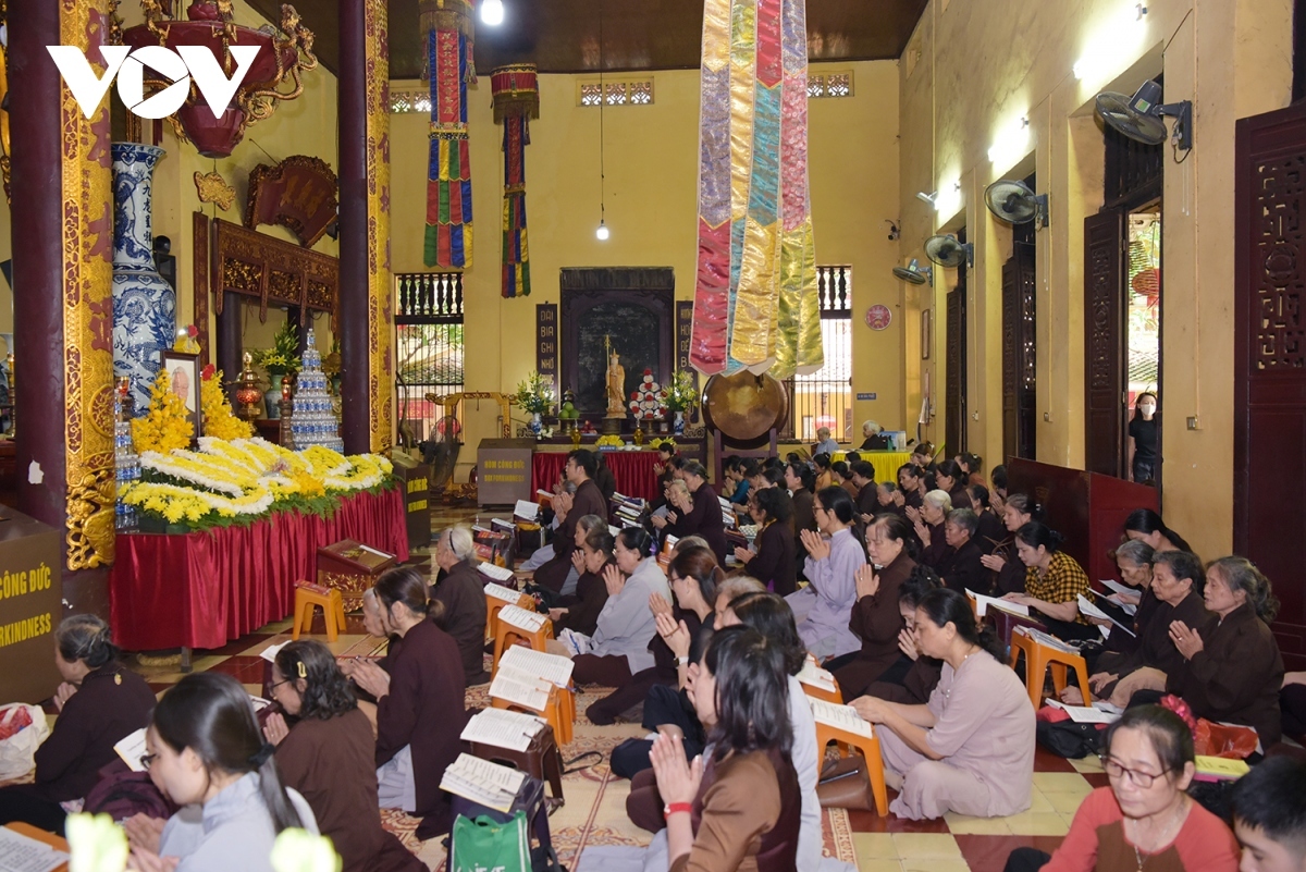 buddhist followers hold requiem in memory of the party chief picture 3