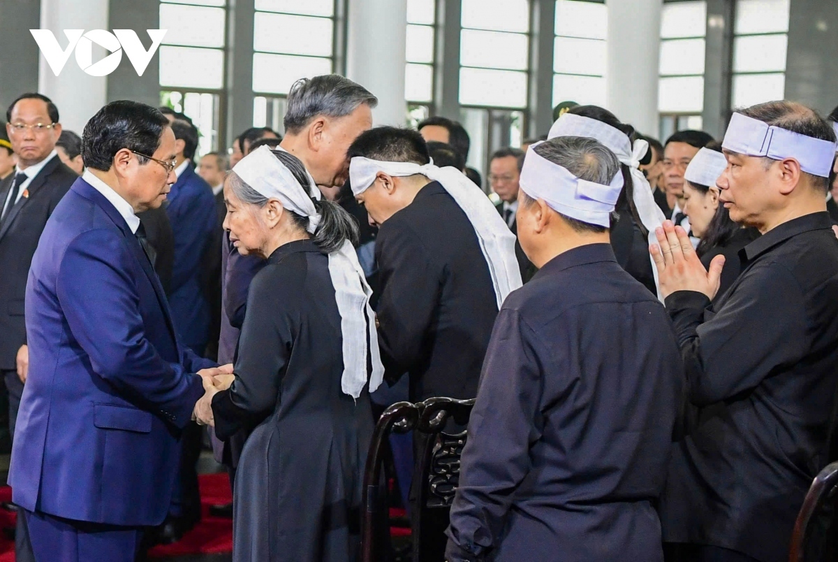 senior vietnamese leaders pay respects to party general secretary nguyen phu trong picture 4