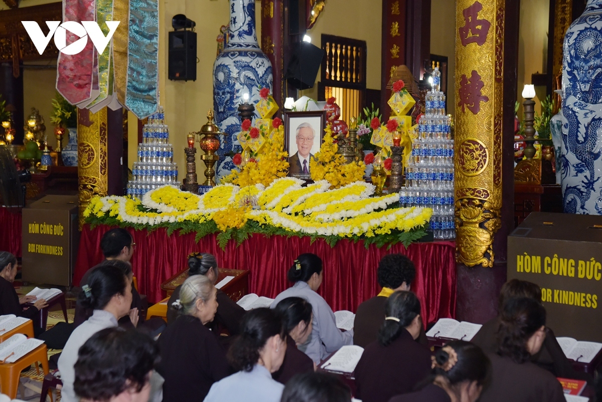 buddhist followers hold requiem in memory of the party chief picture 4