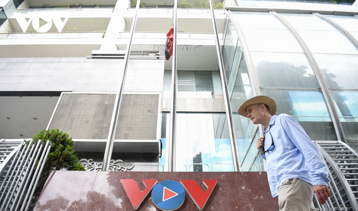 flags flown at half-mast in vietnam as people mourn party chief picture 5