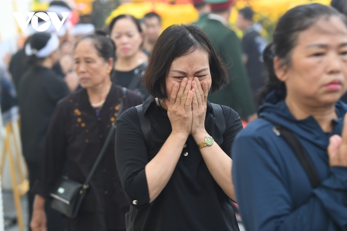 vietnamese people mourn party chief, burst into tears picture 5