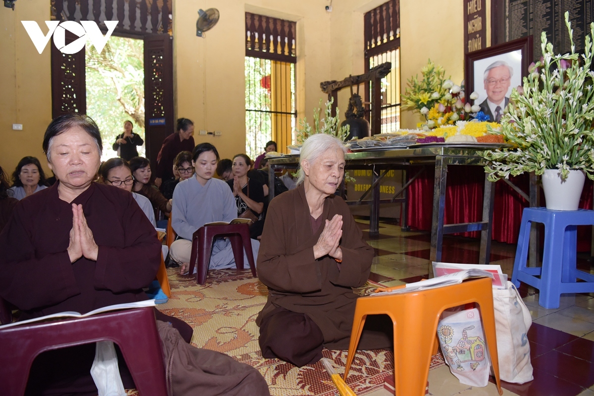 buddhist followers hold requiem in memory of the party chief picture 5