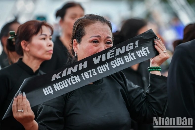 emotional images of vietnamese people mourning respected party leader nguyen phu trong picture 6