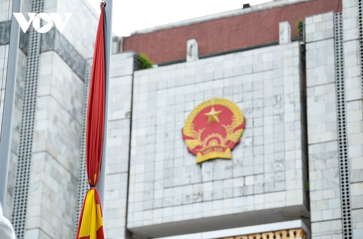 flags flown at half-mast in vietnam as people mourn party chief picture 6