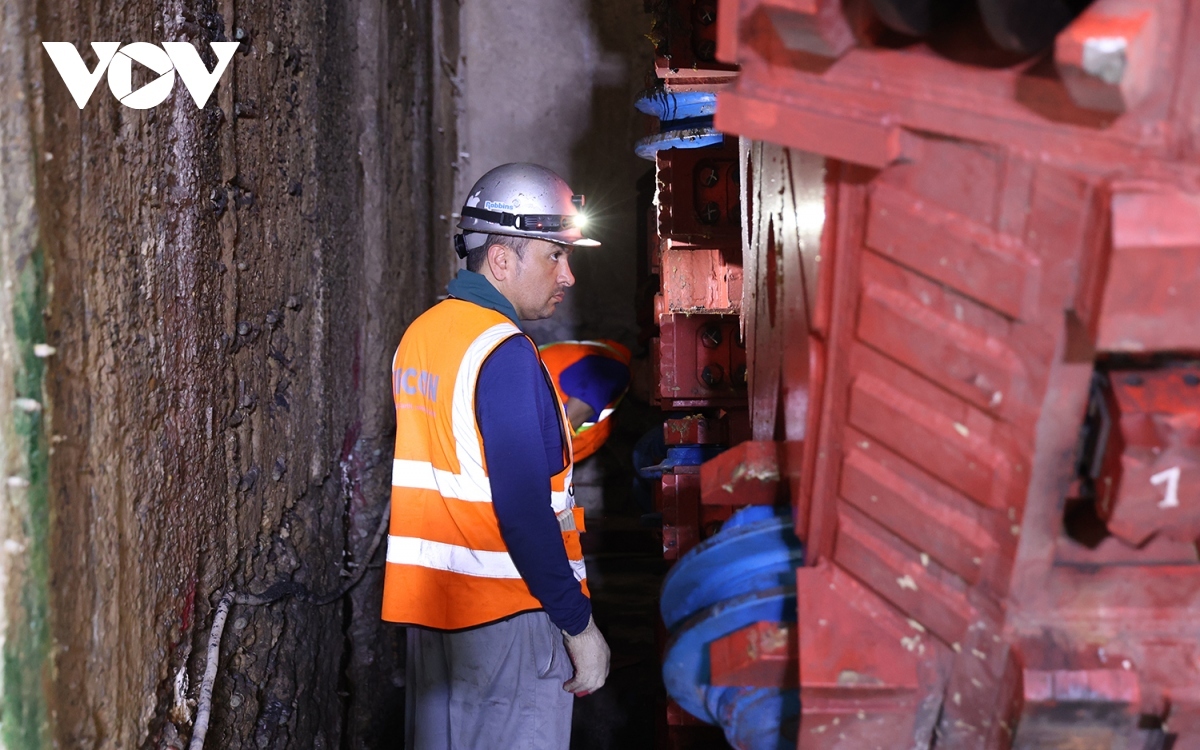 two giant tunnel boring machines ready for hanoi metro line drilling picture 6