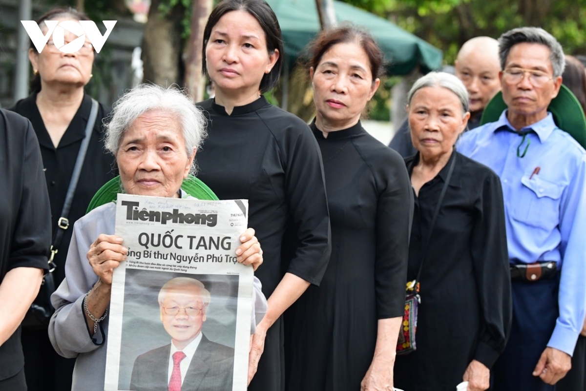 vietnamese people mourn party chief, burst into tears picture 6