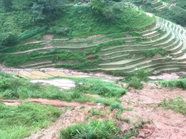 Mưa lớn gây sạt lở nhiều tuyến đường ở Hà Giang, một xe bán tải bị vùi lấp