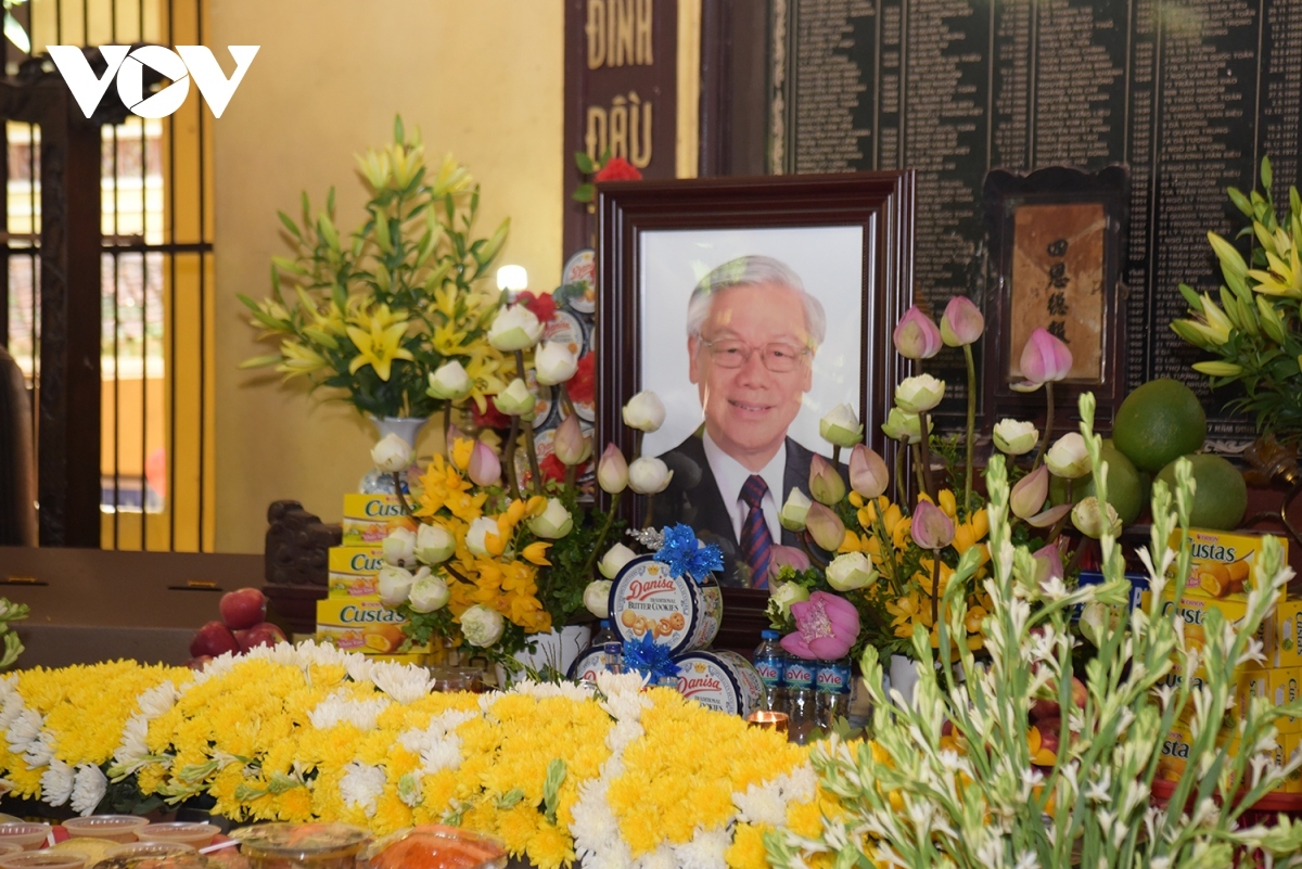 buddhist followers hold requiem in memory of the party chief picture 6