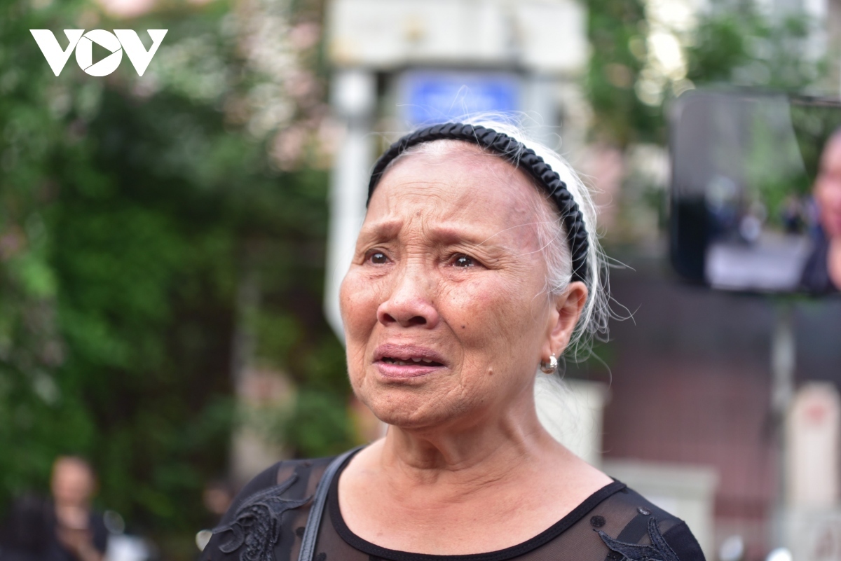 emotional images of vietnamese people mourning respected party leader nguyen phu trong picture 7