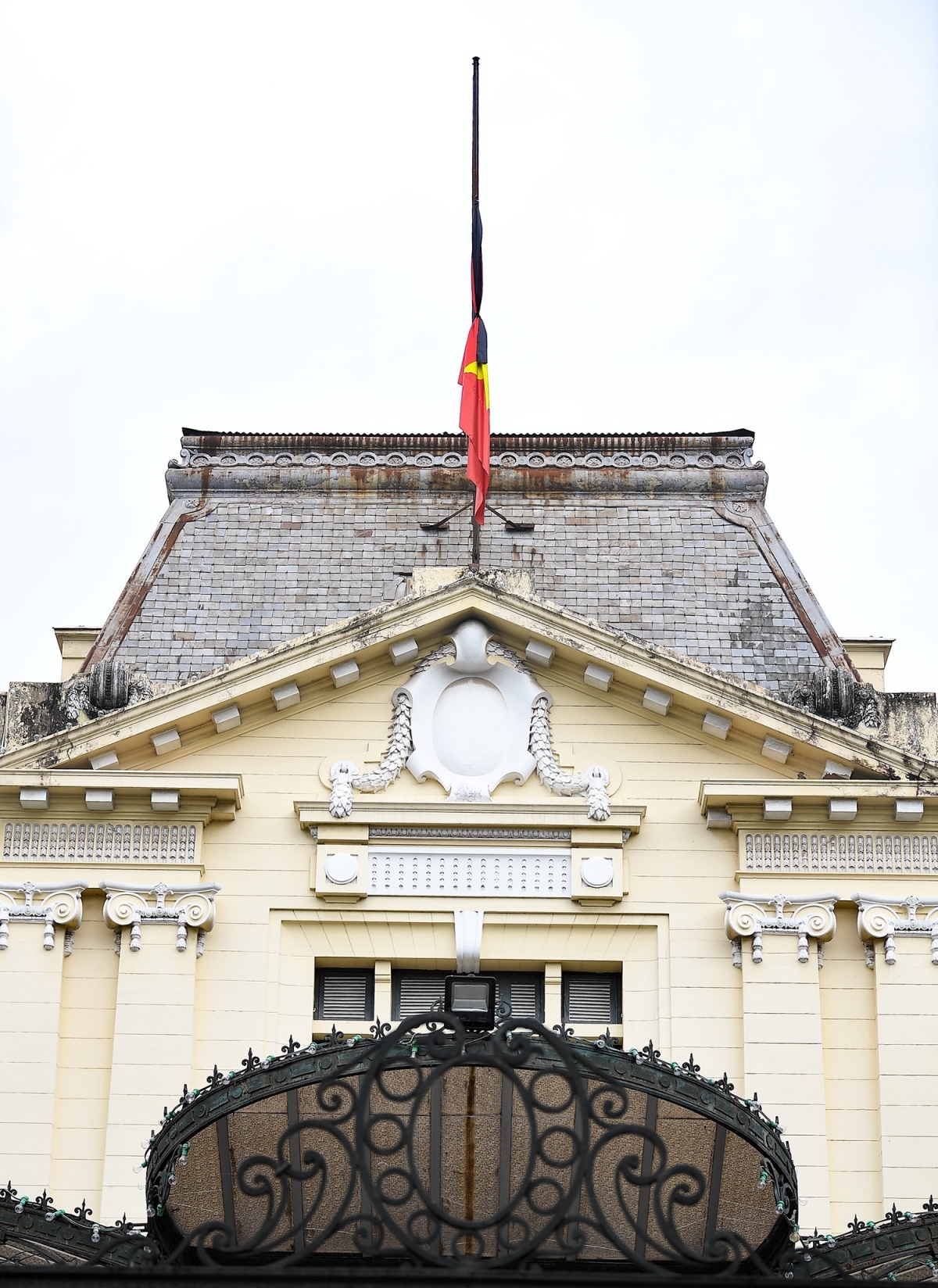 flags flown at half-mast in vietnam as people mourn party chief picture 7
