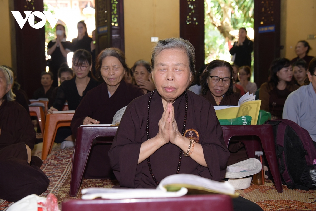 buddhist followers hold requiem in memory of the party chief picture 7