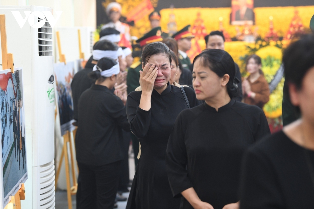 vietnamese people mourn party chief, burst into tears picture 8