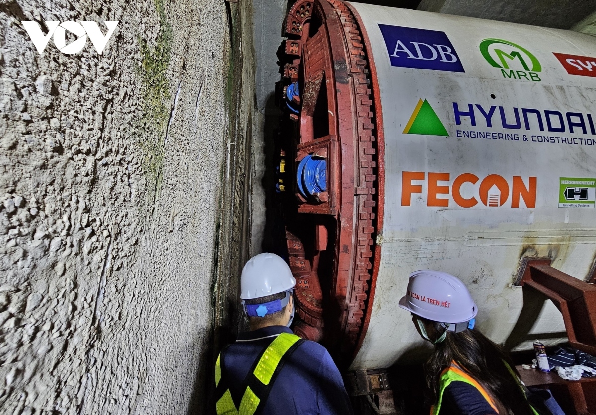 two giant tunnel boring machines ready for hanoi metro line drilling picture 8