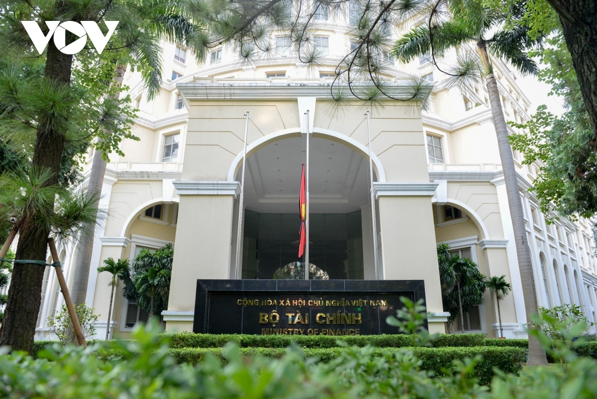 flags flown at half-mast in vietnam as people mourn party chief picture 9
