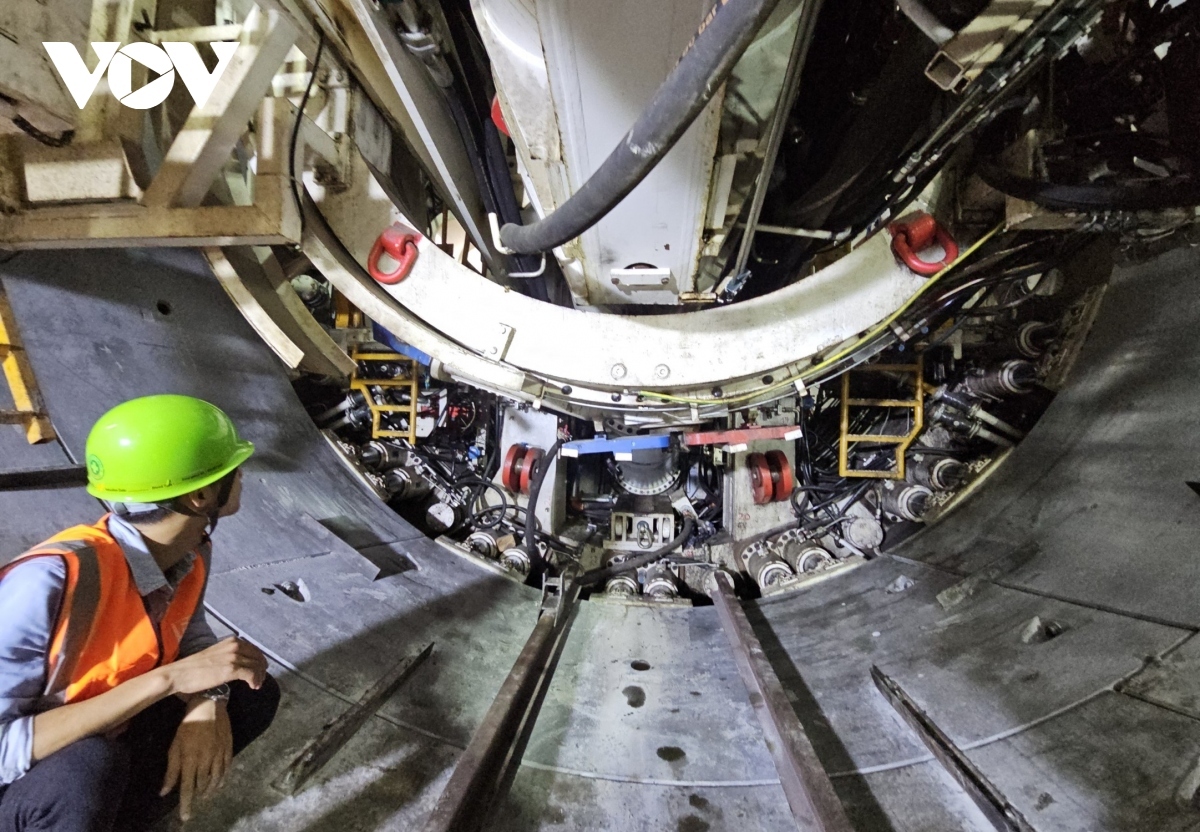 two giant tunnel boring machines ready for hanoi metro line drilling picture 9