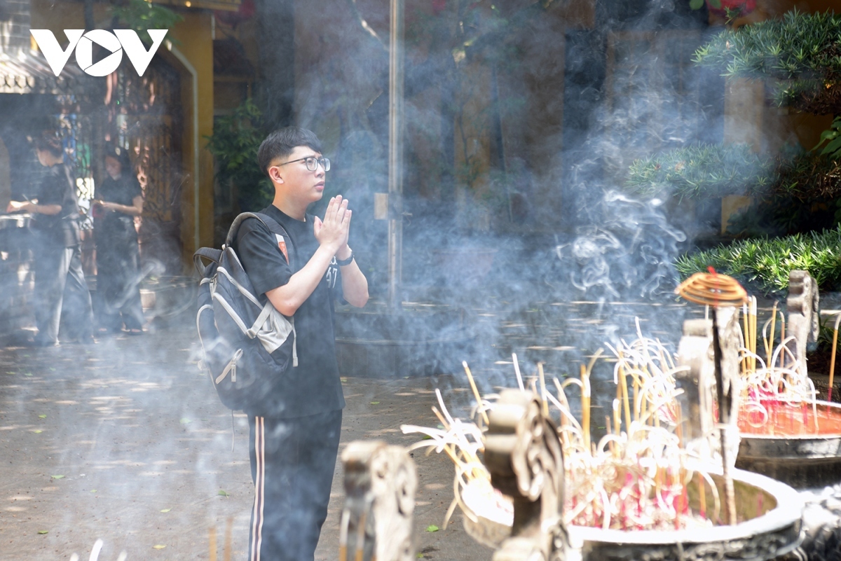 buddhist followers hold requiem in memory of the party chief picture 9