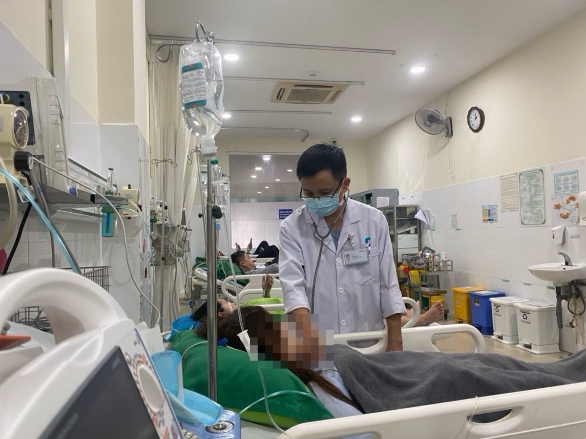 eight bank workers hospitalized due to carbon monoxide poisoning in da nang picture 1