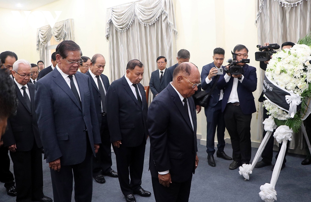 cambodian leaders commemorate vietnamese party general secretary in phnom penh picture 1