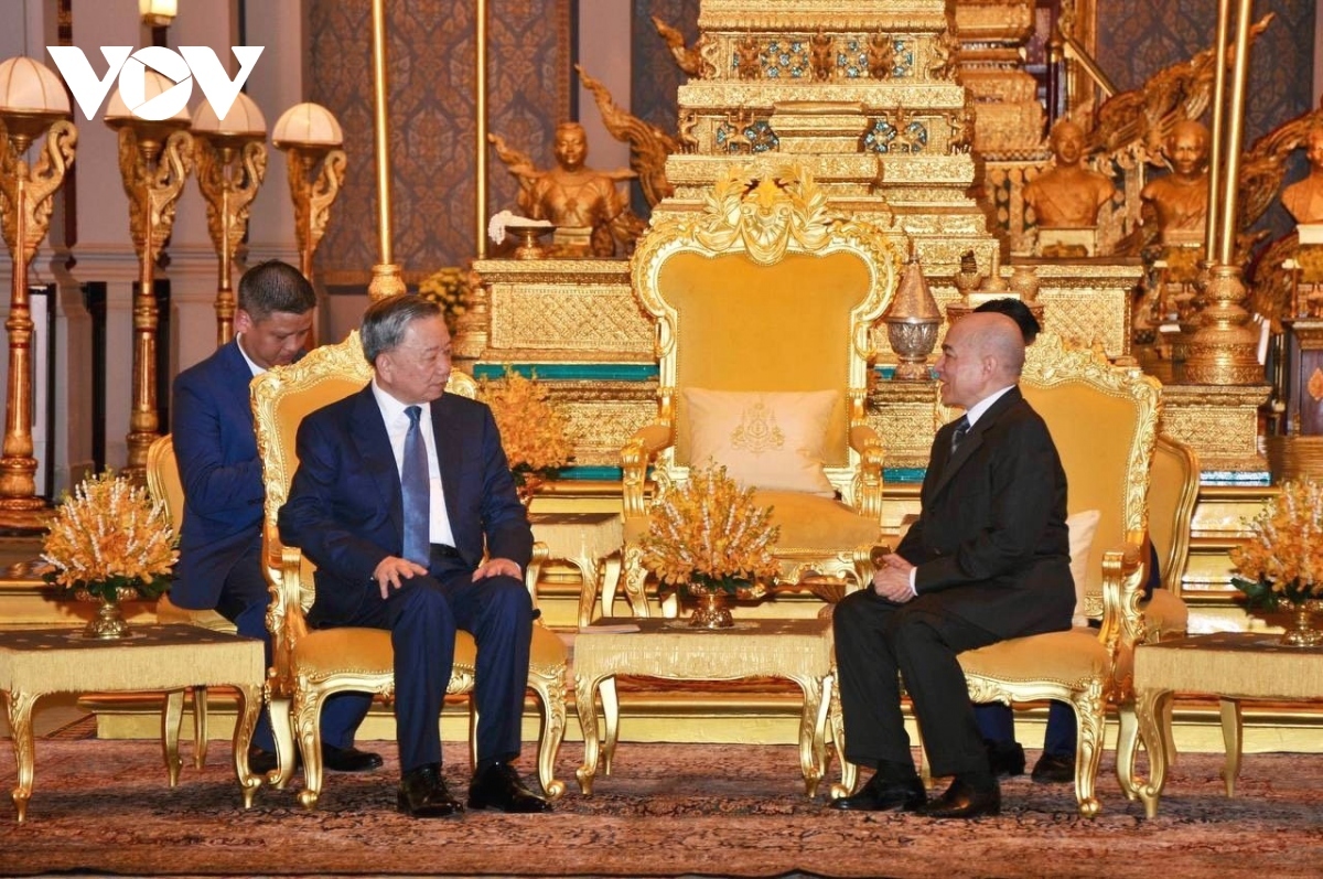 vietnam always gives top priority to developing ties with cambodia picture 1