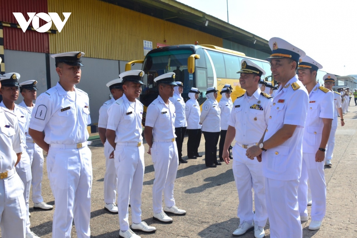 navy vessel le quy don calls at brunei port for working visit picture 1