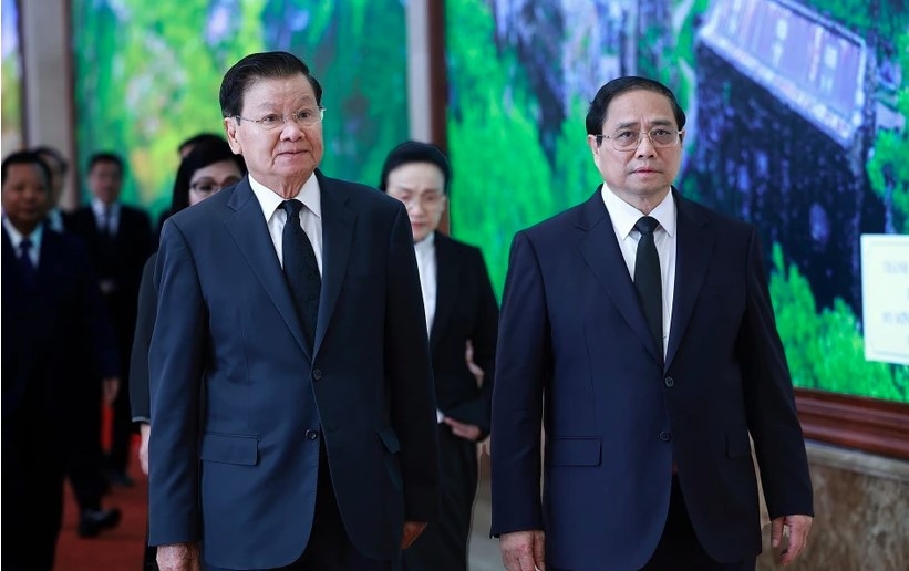 pm chinh greets lao party general secretary and president picture 1