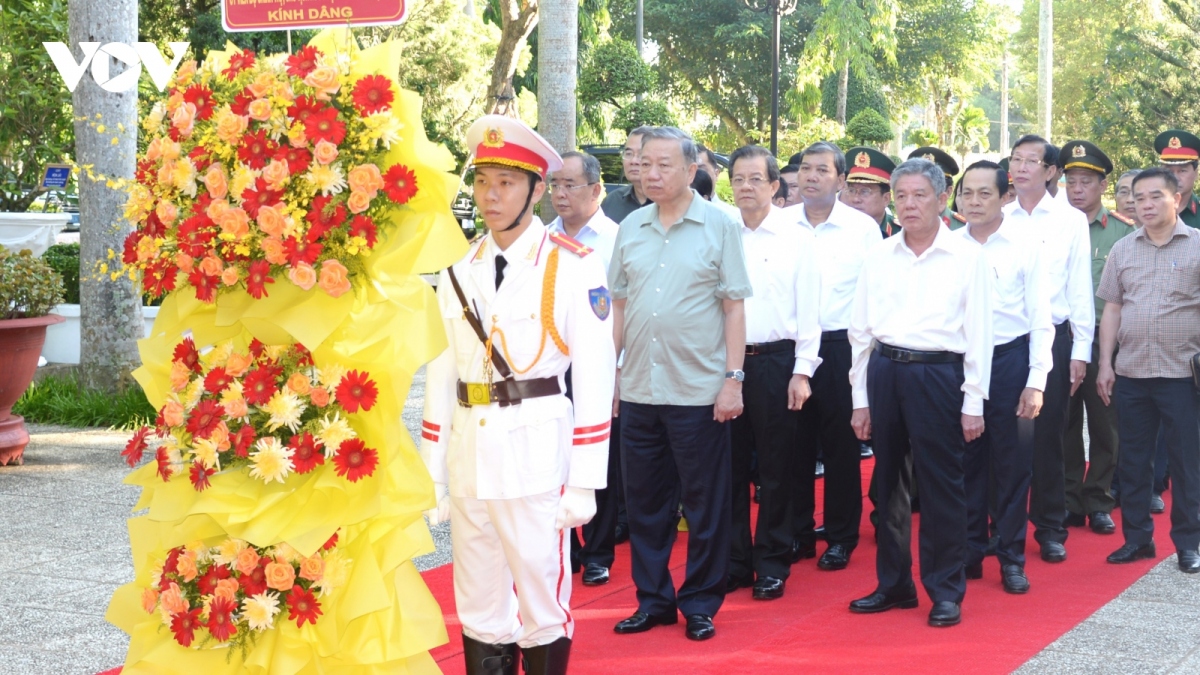 president to lam visits president ho s memorial in tra vinh picture 1