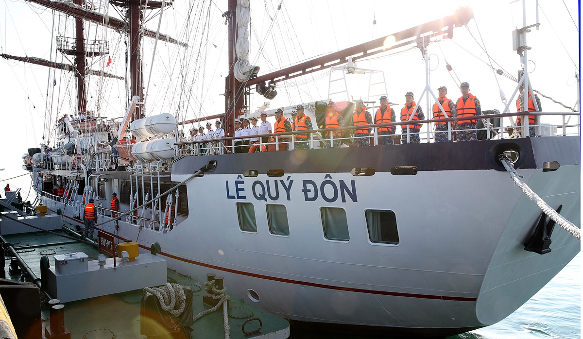 navy vessel le quy don begins working visit to indonesia picture 1