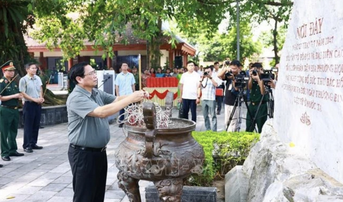 pm offers incense in tribute to fallen heroes on war invalids and martyrs day picture 1