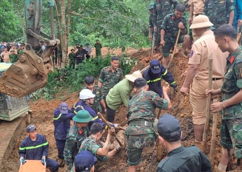 president to lam extends condolences to ha giang landslide victims picture 1