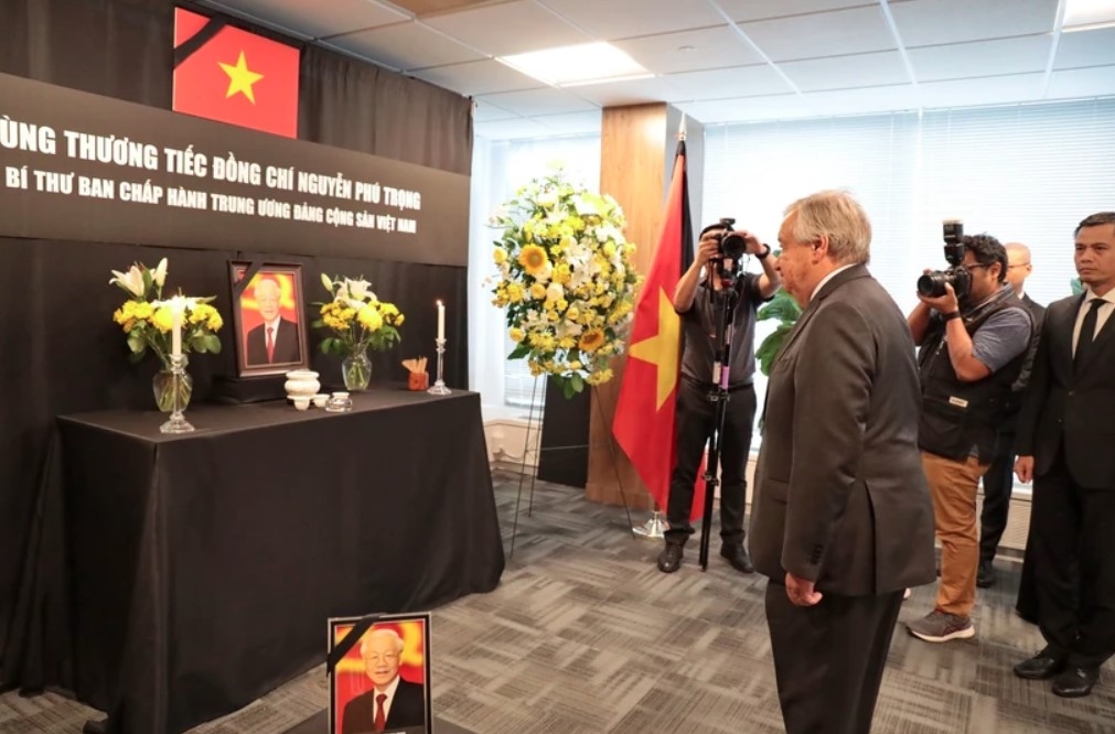 un secretary-general, ambassadors pay tribute to party general secretary nguyen phu trong picture 1
