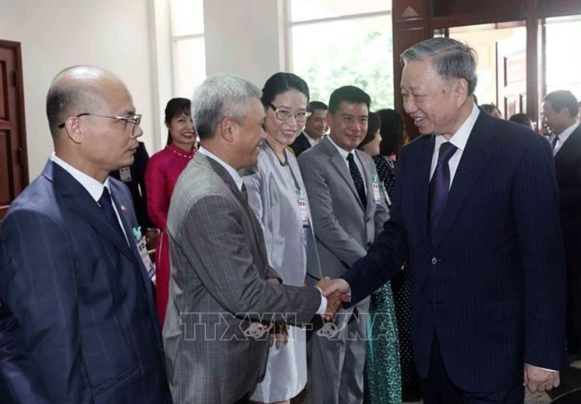 president to lam meets vietnamese people in laos picture 1