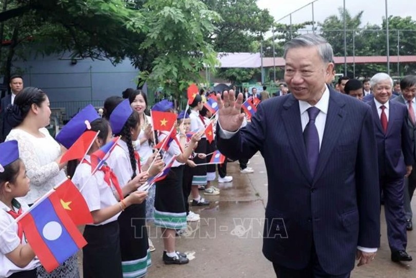 president visits nguyen du lao-vietnamese bilingual school picture 1