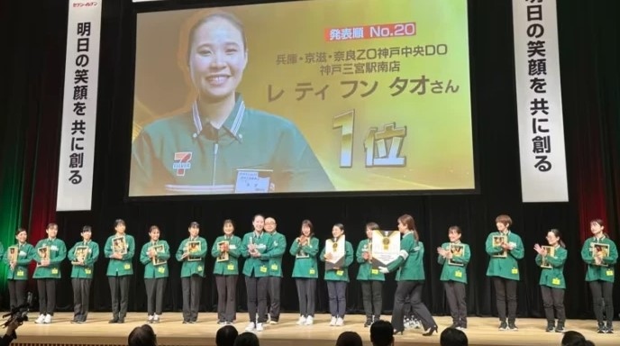 vnese employee becomes first foreigner to win japan s 7-eleven customer service contest picture 1