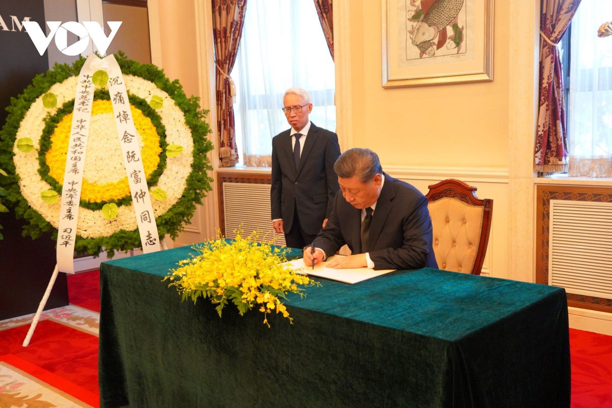 top chinese leader xi jinping pays respects to vietnamese party chief picture 1